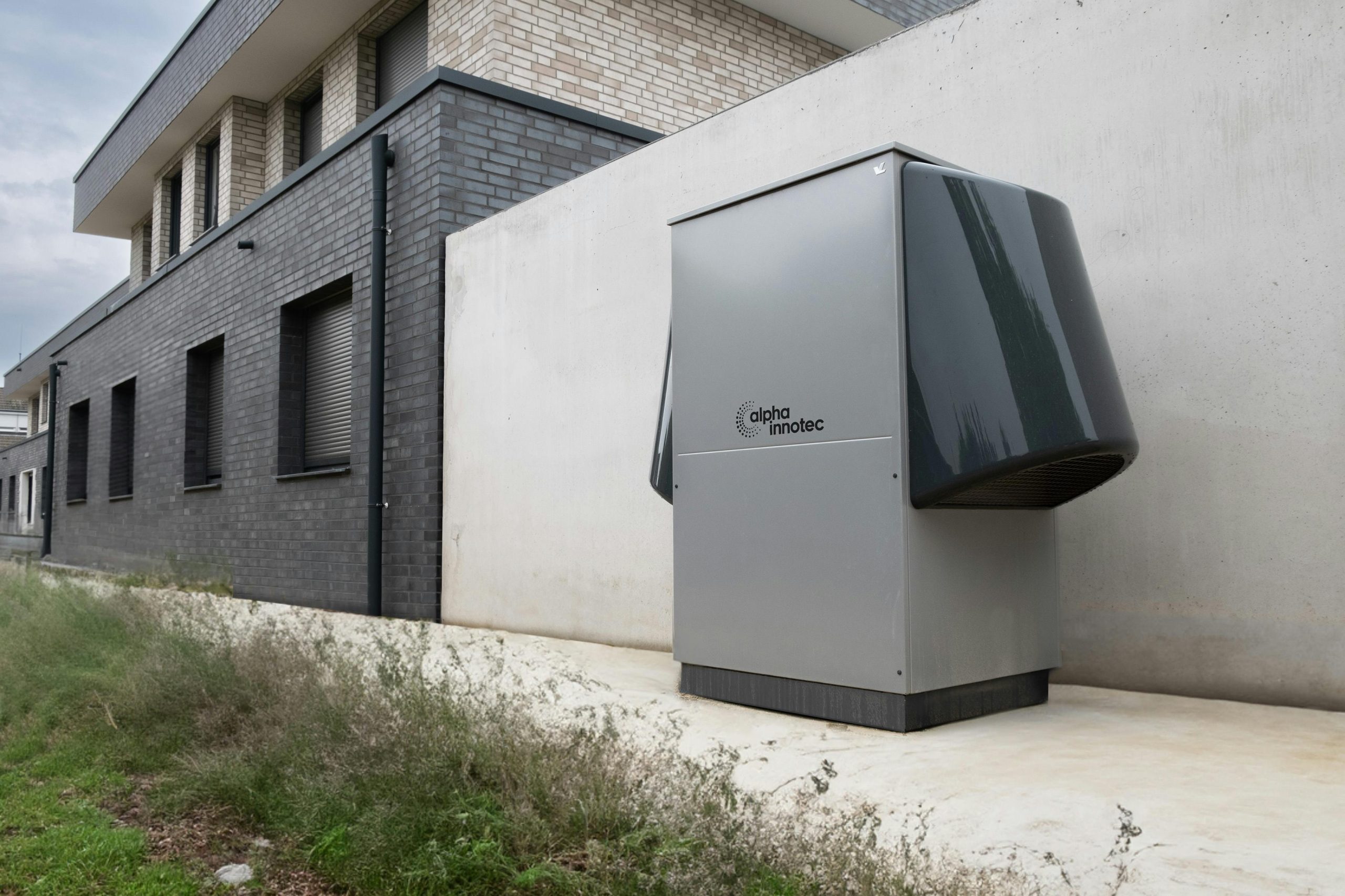Modern heat pump HVAC system installed at an Ottawa home — upgrade your HVAC system this spring